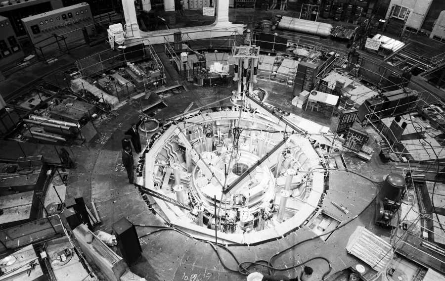 Early Dounreay Pictures : 21 of 27 :: Reactor Top with Vessell In ...